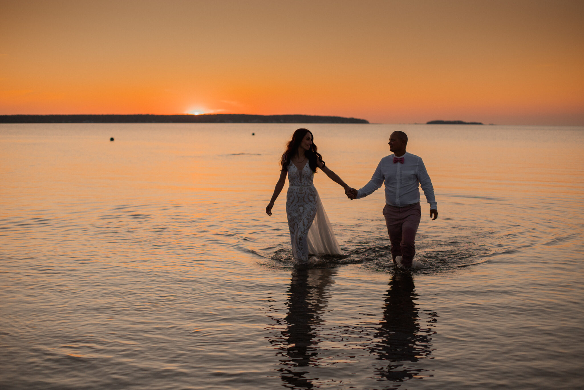 Pruutpaari ilupildid Võsu rannas loojangus I Fotograaf Reti Kokk