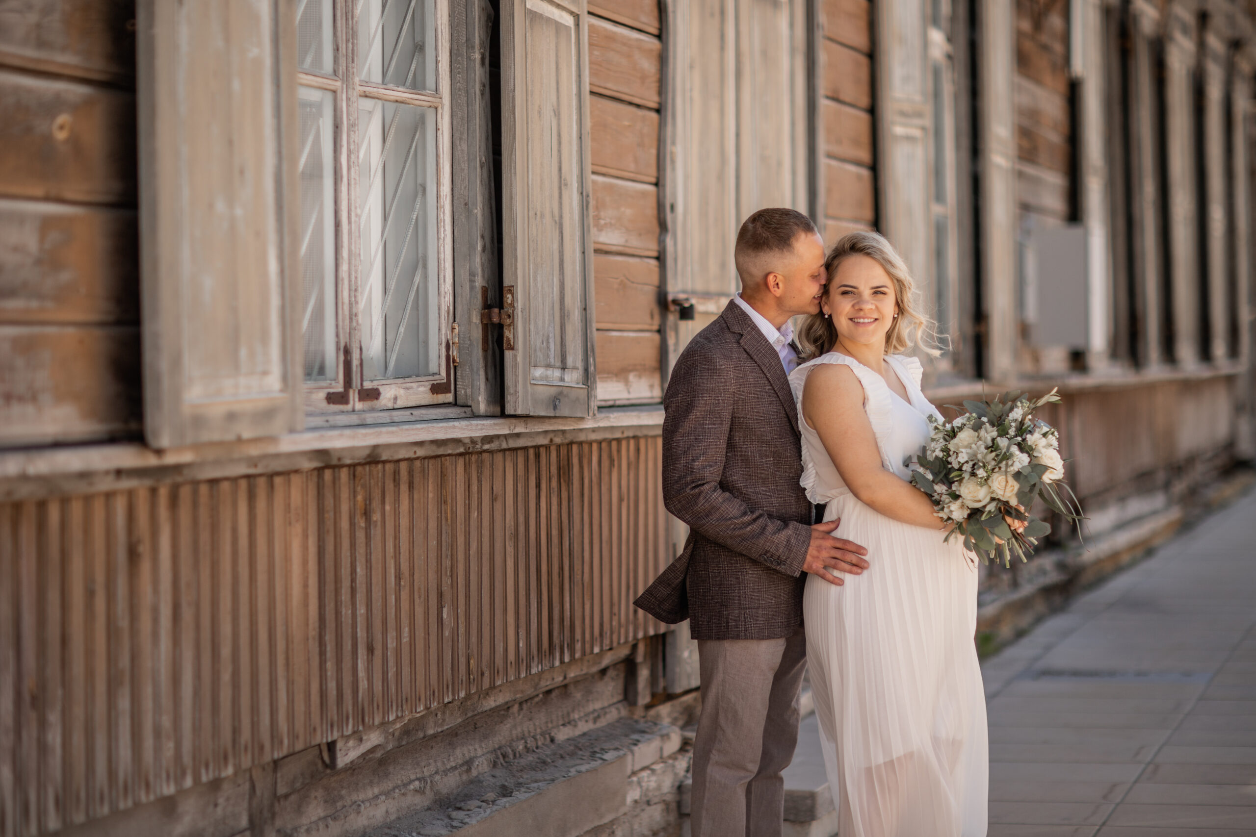 Pruutpaari ilupildid Rakveres Pikal tänaval I Fotograaf Reti Kokk