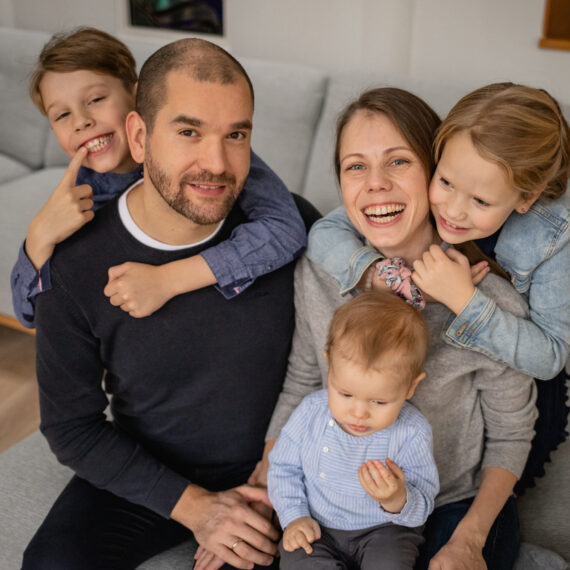 Perepildid kodus koos taksikoertega