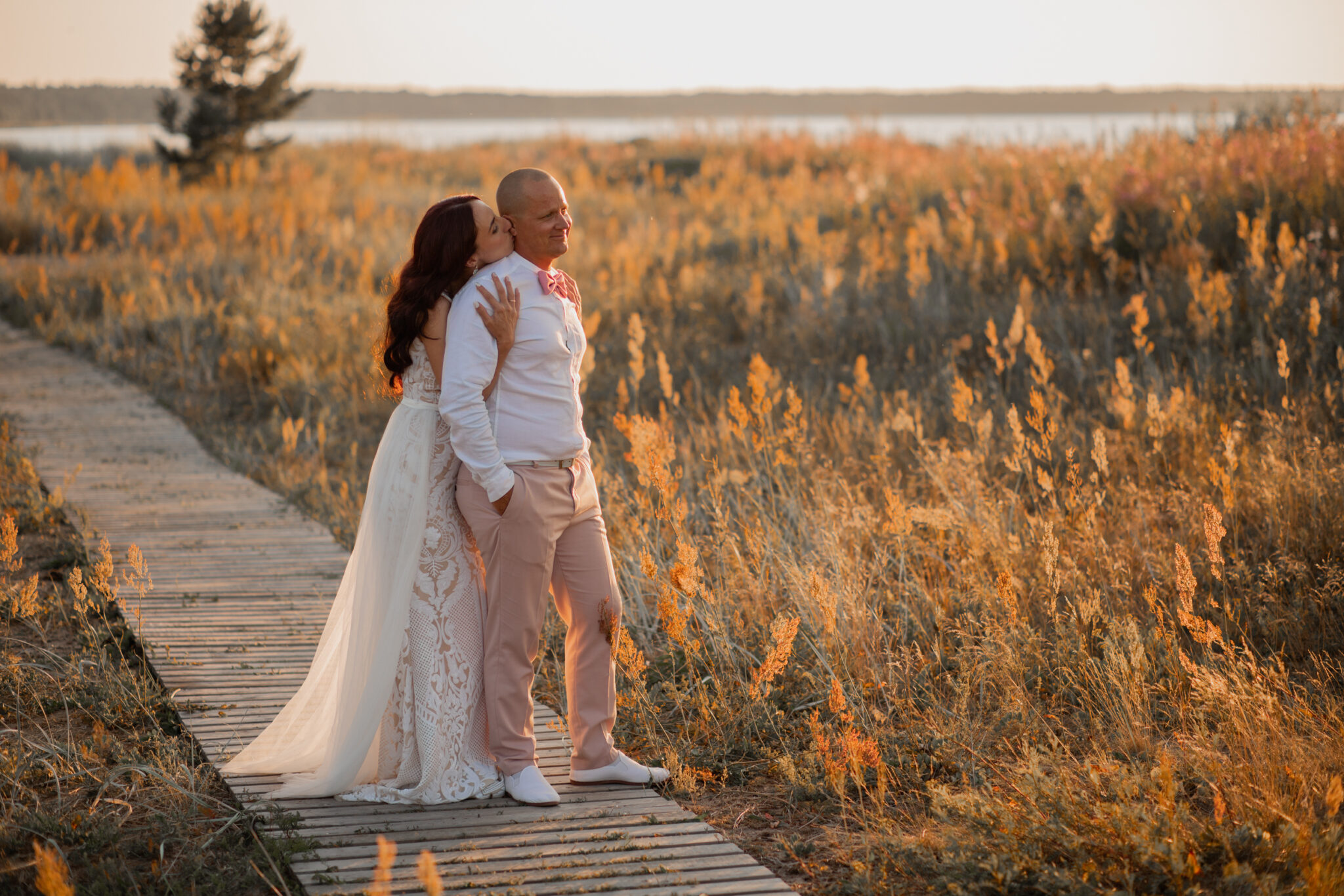 Pruutpaari ilupildid loojangus Võsu rannas I Fotograaf Reti Kokk