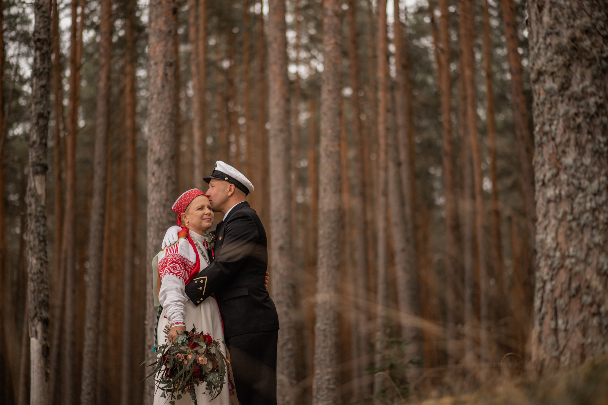 Pulmapildid männimetsas I Fotograaf Reti Kokk Pulmapildid rahvariietes I Fotograaf Reti Kokk