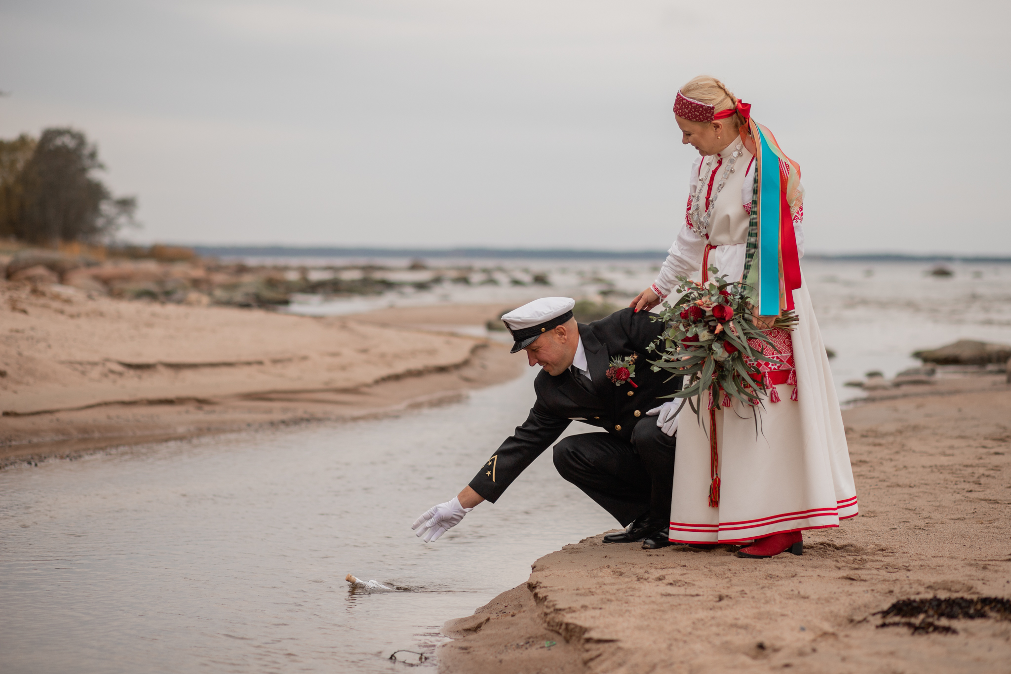 Pudelikirja teelepanek Mustoja rannas I Fotograaf Reti Kokk Pudelikirja teelepanek Mustoja rannas I Fotograaf Reti Kokk