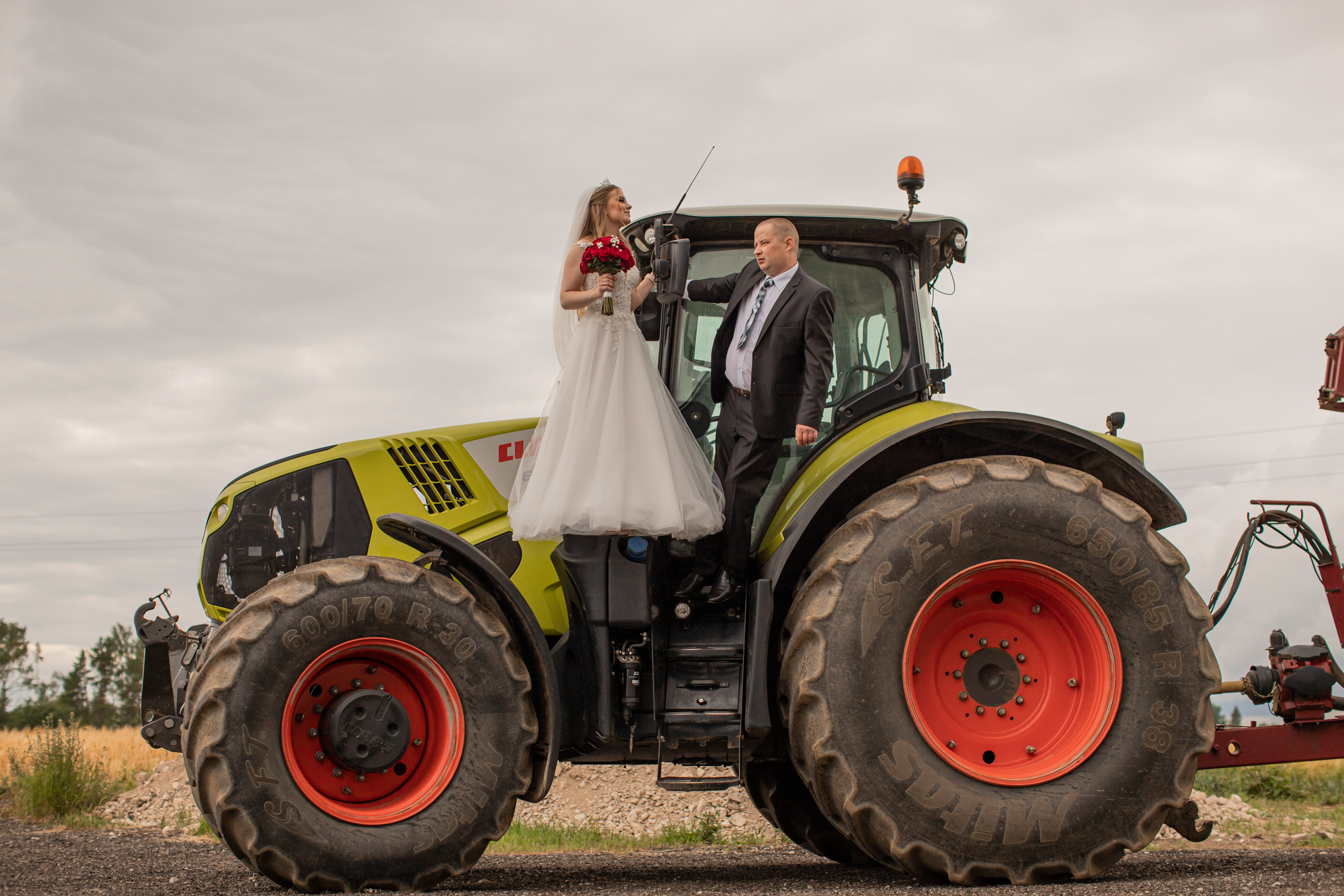 Pulmapildid traktoritega I Pulmafotograaf Reti Kokk