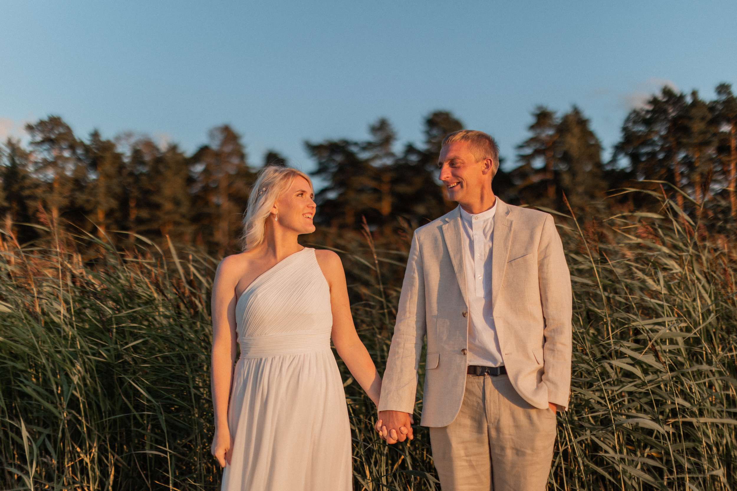 Pruutpaari ilupildid Võsu rannas loojangus I Pulmafotograaf Reti Kokk