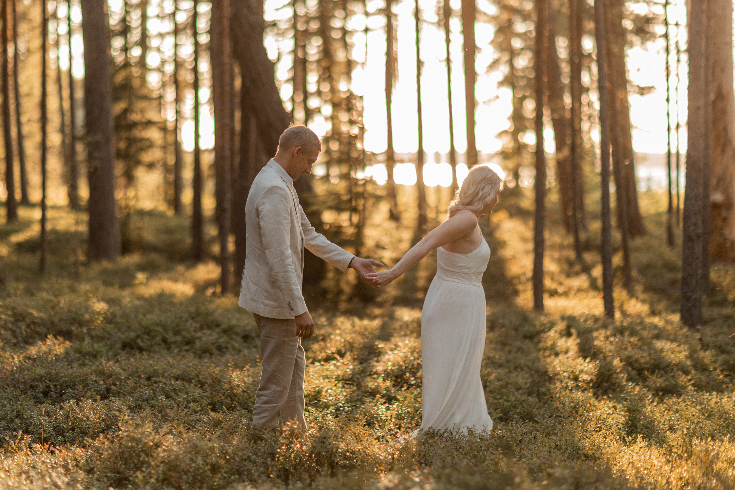 Pruutpaari ilupildid Võsu rannas loojangus I Pulmafotograaf Reti Kokk