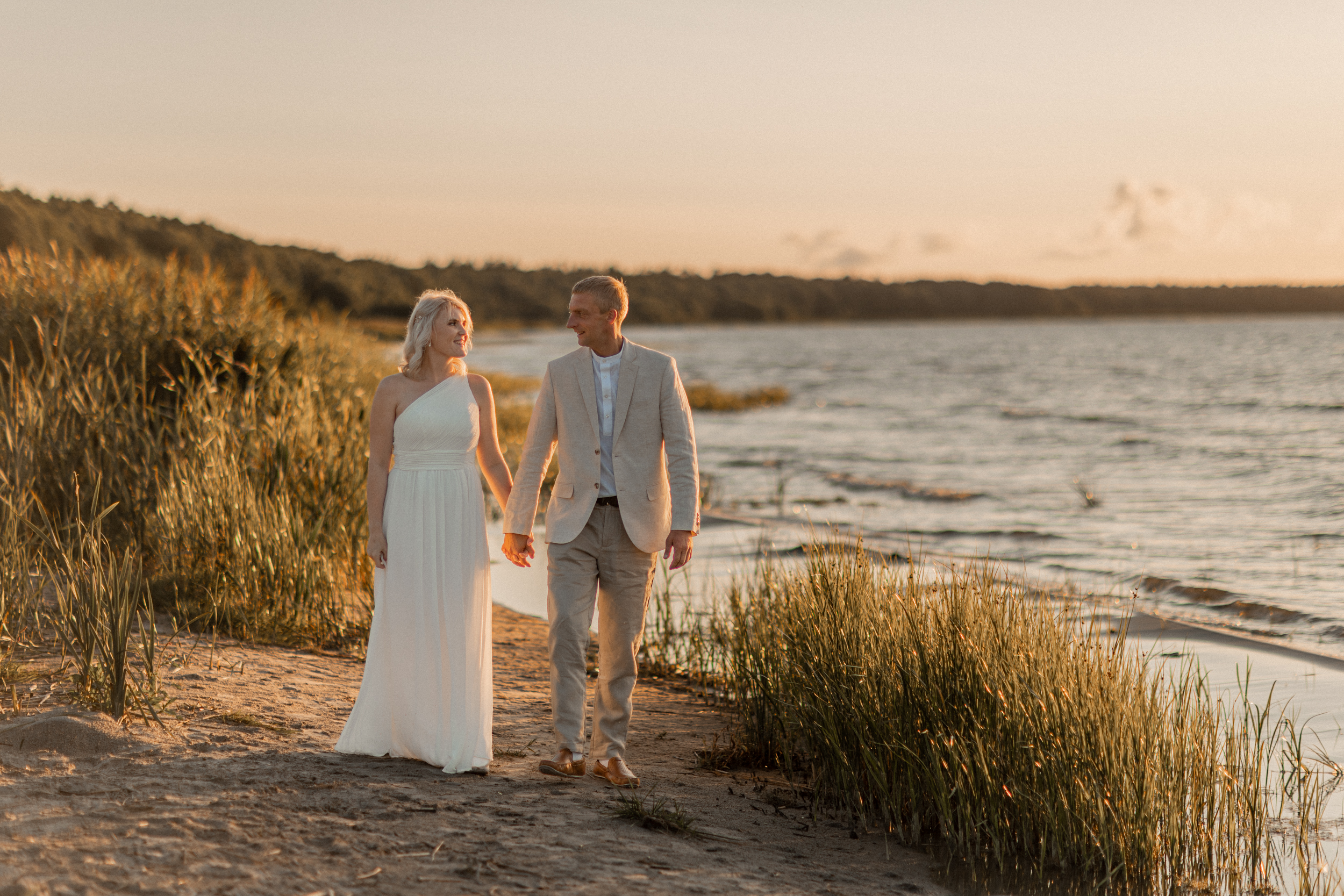 Pruutpaari ilupildid Võsu rannas loojangus I Pulmafotograaf Reti Kokk