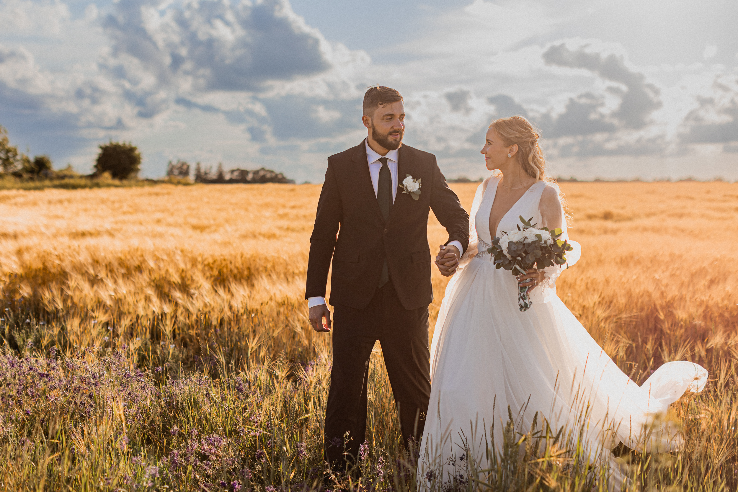 Pruutpaari fotosessioon viljapõldude vahel I Fotograaf Reti Kokk