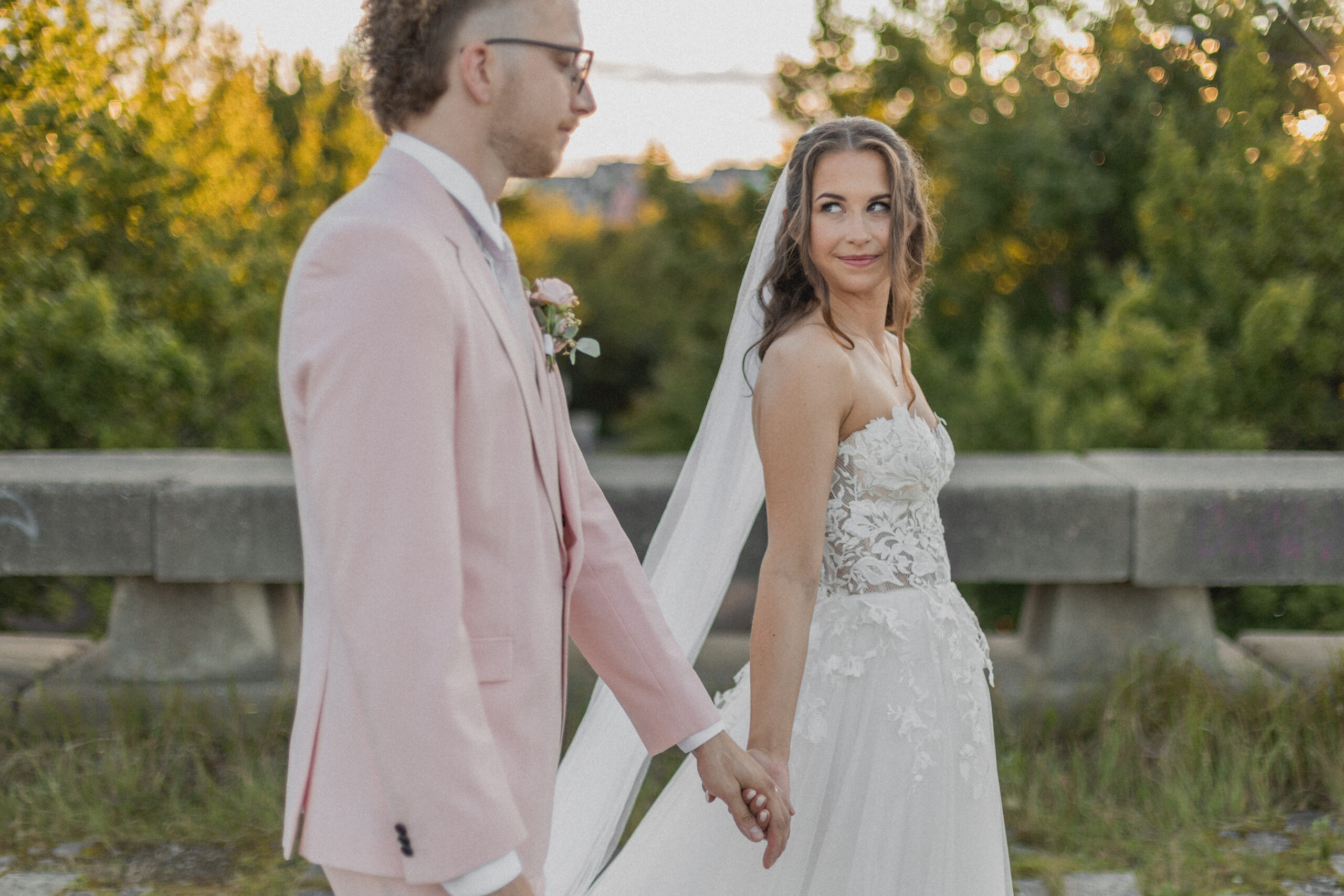 Pruutpaari loojangusessioon linnahalli peal I Pulmakorraldaja Oh Ruby I Pulmafotograaf Reti Kokk